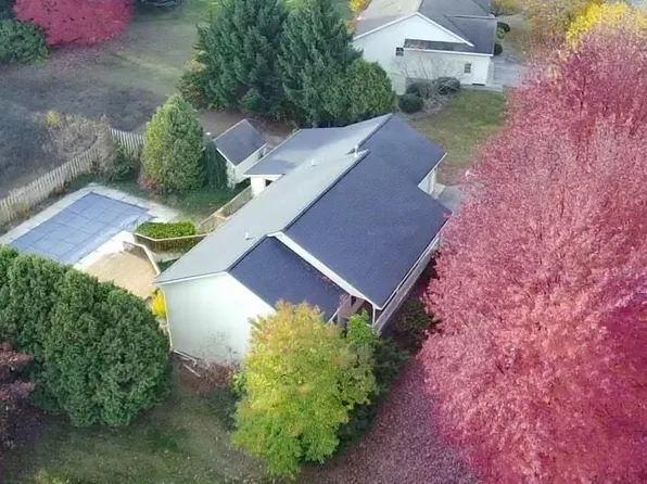 1326 Farmington Dr, Traverse City, MI 49696