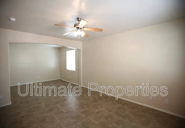 2230 W Oyer Ln — Photo 21