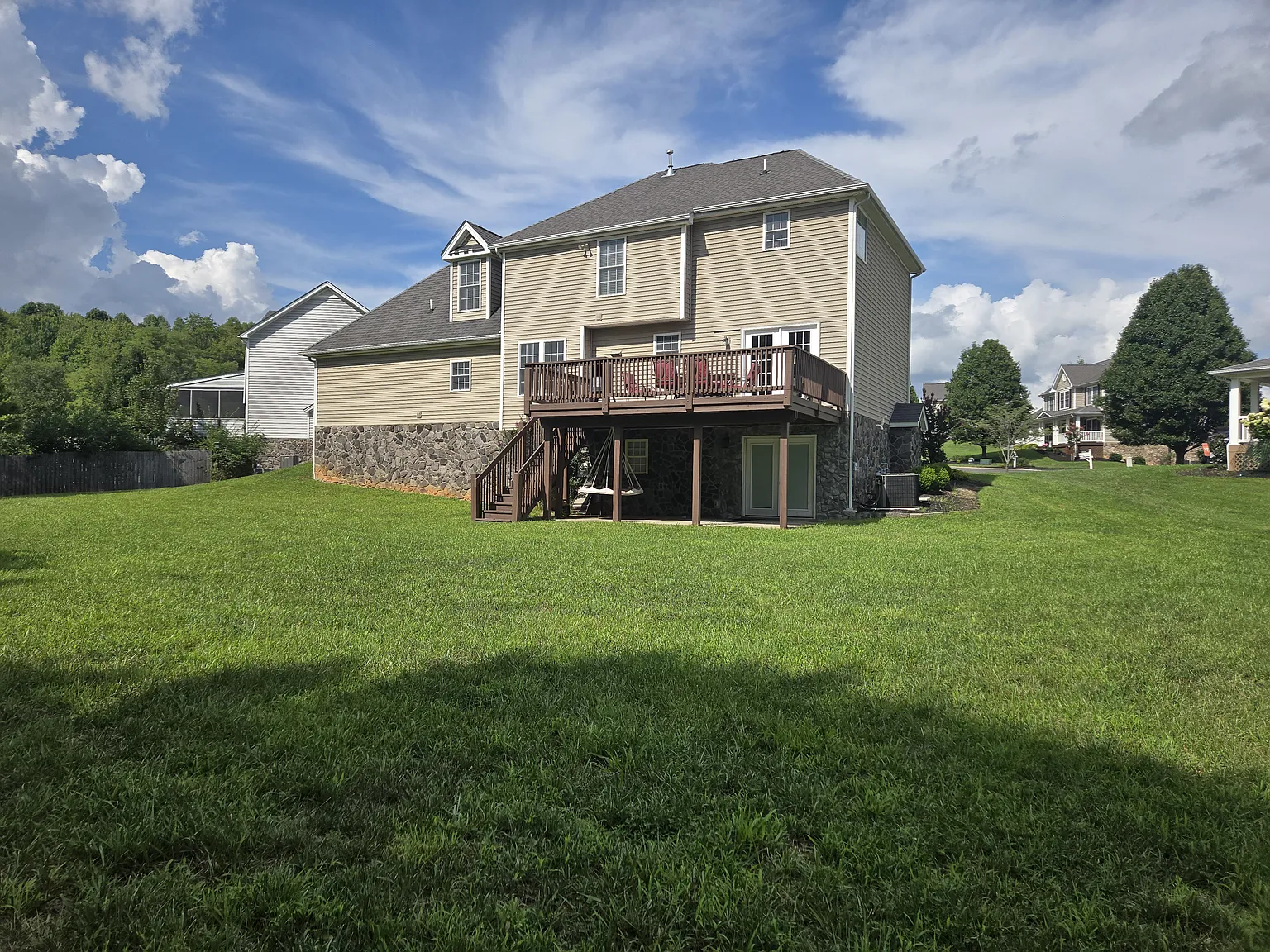 4 bed, 3.5 bath, 2900 sqft, $3,200 — Photo 2