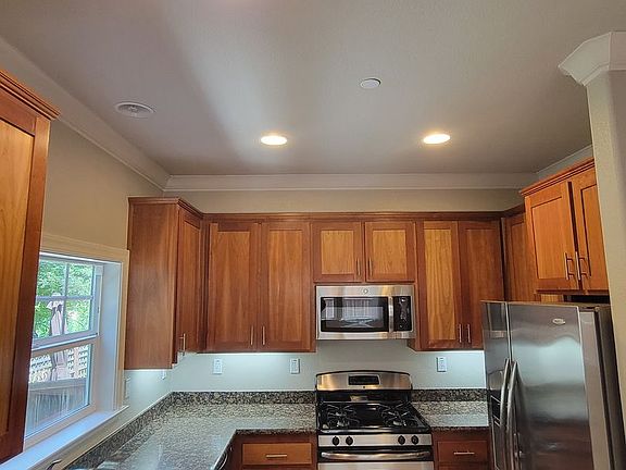 4th image of 937 Martin Cir