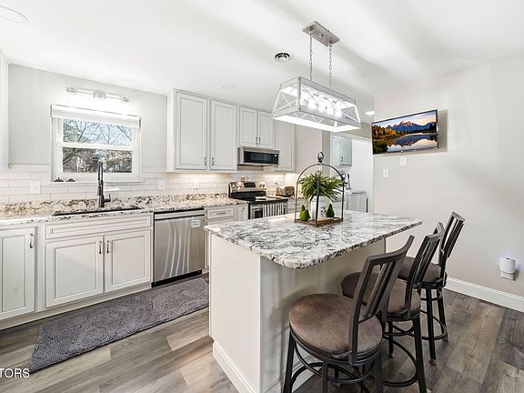 3rd image of 2012 Canby Hills Rd