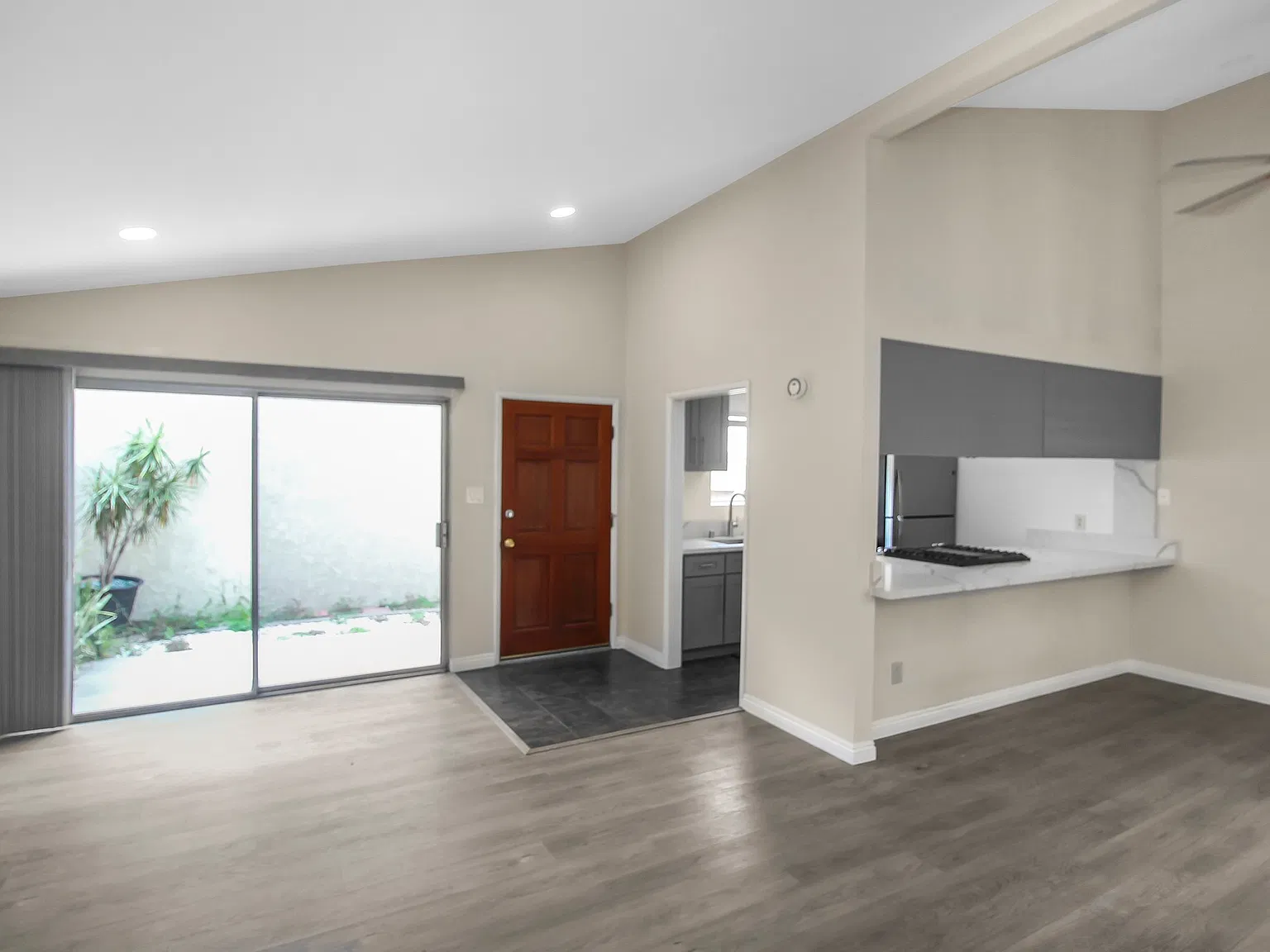 3 bed, 1075 sqft, $2,999 — Photo 3