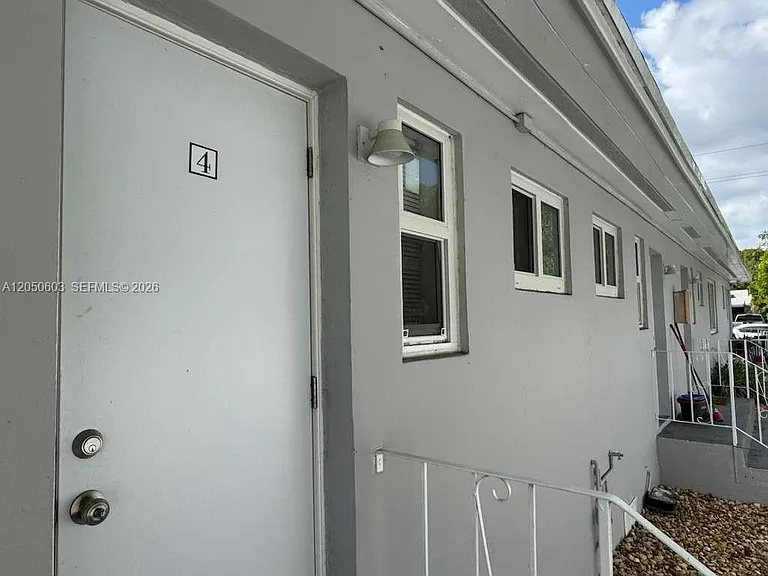 885 SW 29th Ave #3 — Photo 3
