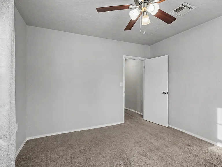 537 SW 46th St — Photo 22