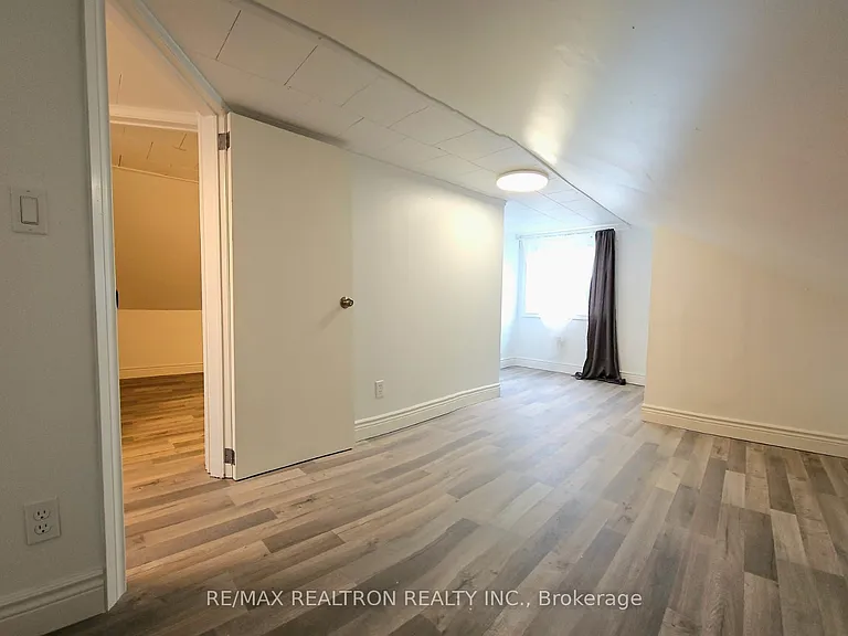 23 Ella St S — Photo 16