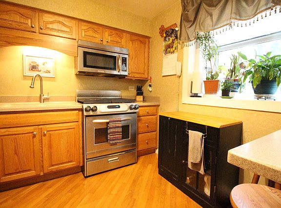 3rd image of 811 W Country Dr