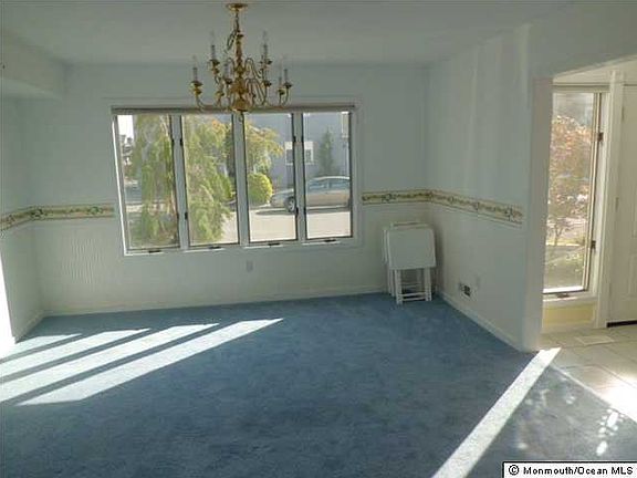 5th image of 624 Baron St