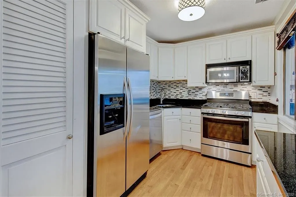 2 bed, 1.0 bath, 899 sqft, $2,200 — Photo 3