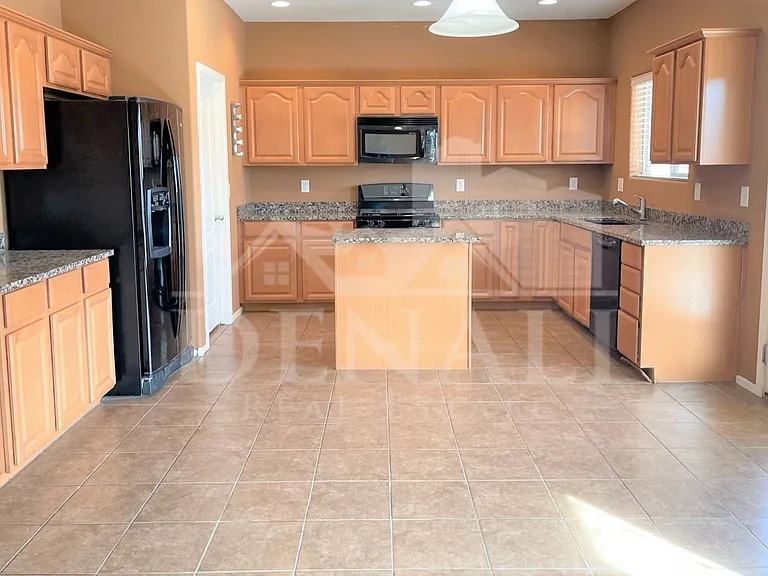 925 E Canyon Rock Rd — Photo 3