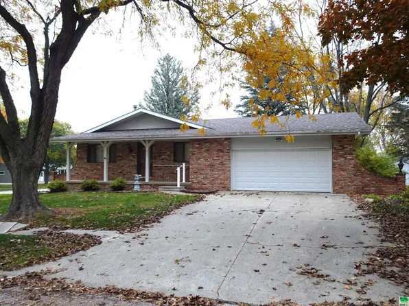 211 Wansink Ave, Sheldon, IA 51201