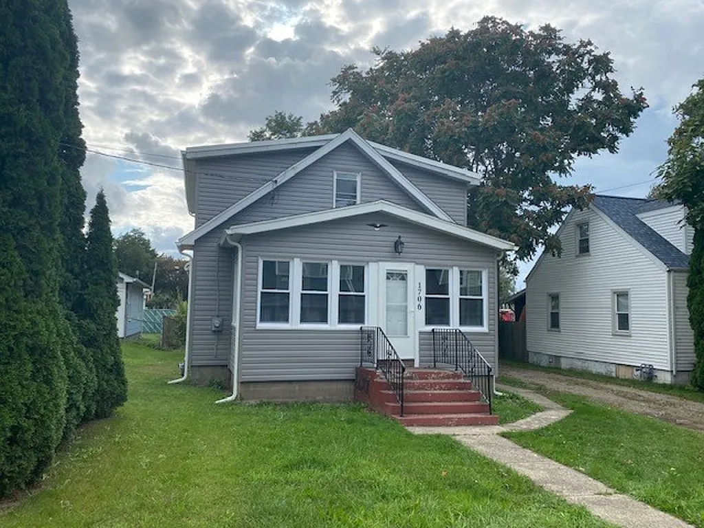 1706 Center St photo 1