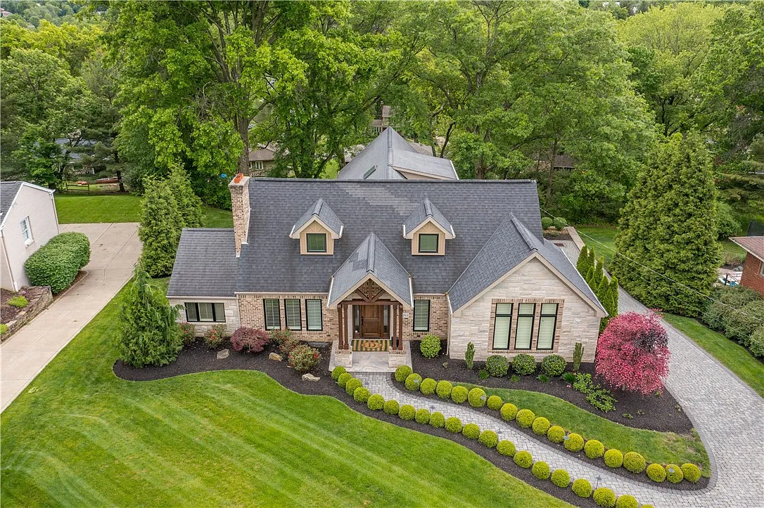 2293 Country Club Dr photo 1