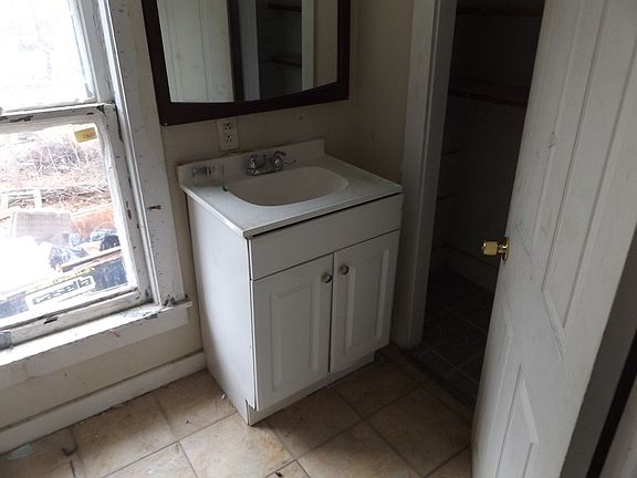 3rd image of 963 Oak St