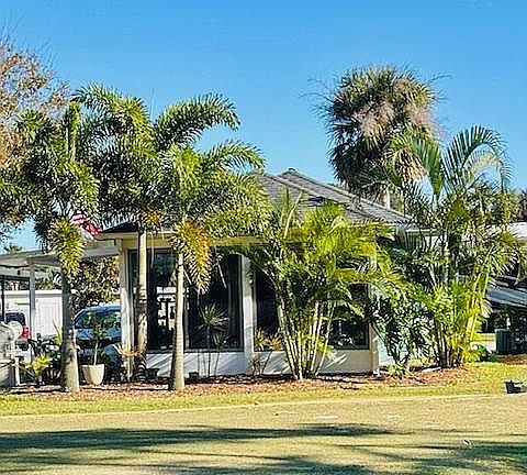 Back of house fr golf course