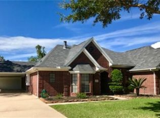 305 River Oaks Dr, Mont Belvieu, TX 77523