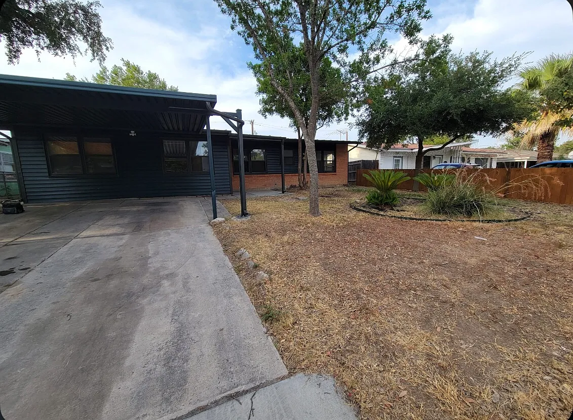 209 Gilbert Ln — Photo 1