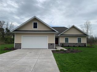 5990 Hidden Pond Ln, Lockport, NY 14094