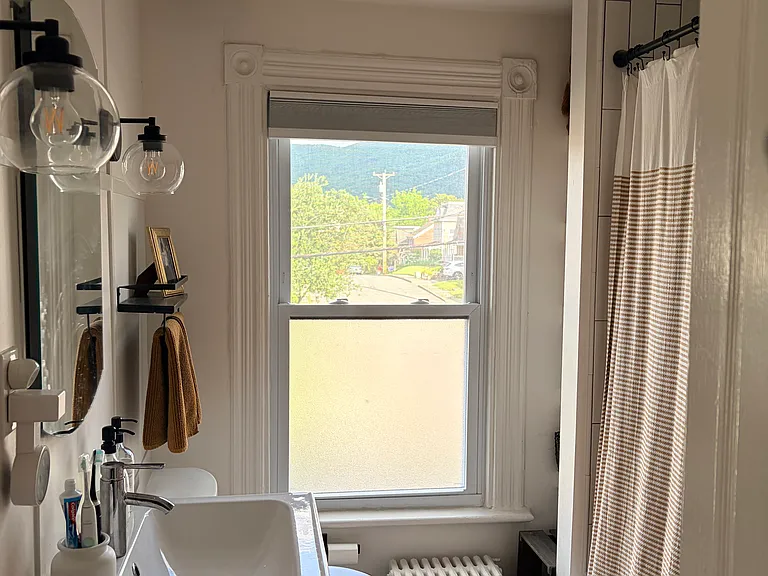 Upstairs full bathroom