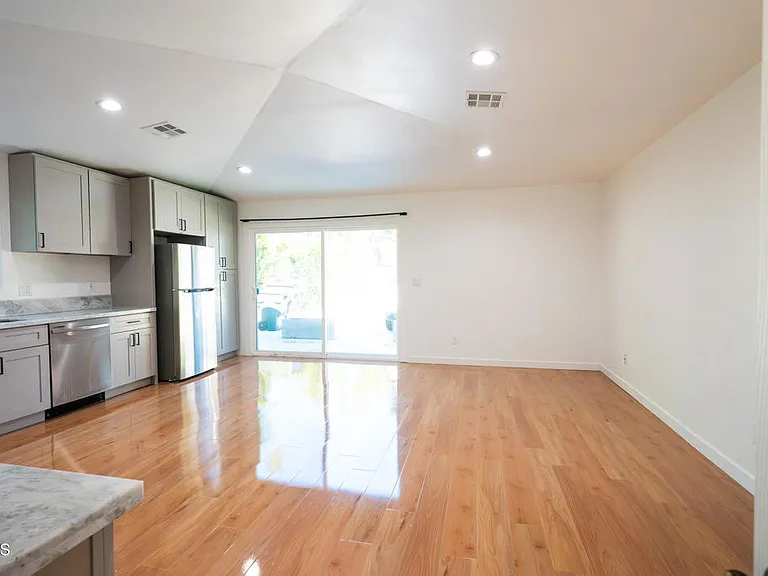 270 E Penn St — Photo 6