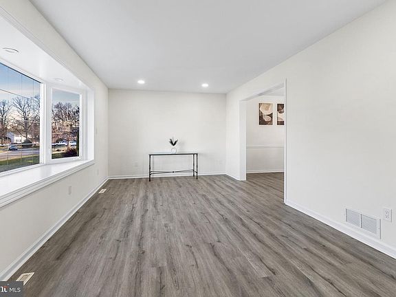 4th image of 210 W Silver Fox Rd