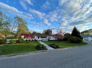 2 Fordham Dr, Hampton Bays, NY 11946