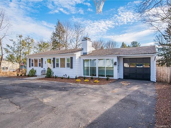 2nd image of 365 Woodbury Road