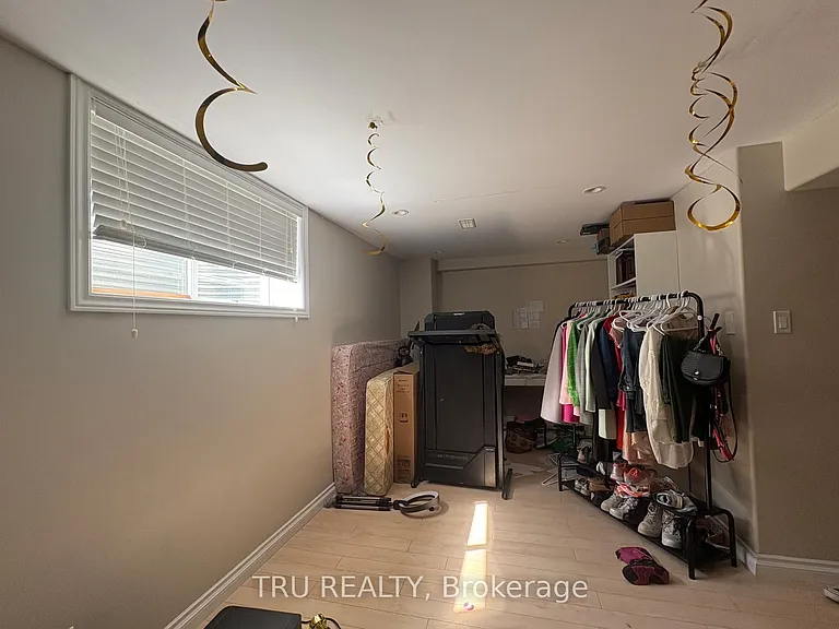 684 Beatrice Dr — Photo 35