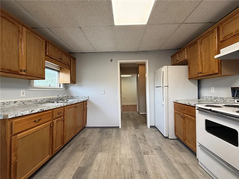 402 E 2nd St — Photo 5