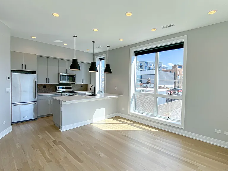 1050 W. Cornelia — Photo 9
