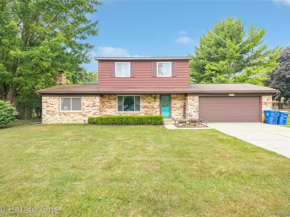 2899 Airport Rd, Waterford, MI 48329