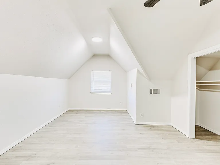 2240 E 17th Pl — Photo 14