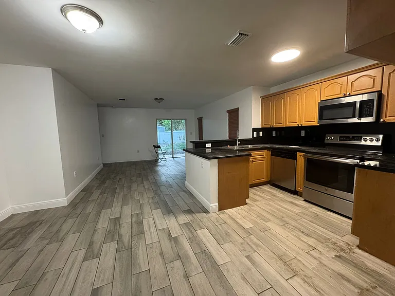 22250 Miami Ave — Photo 4
