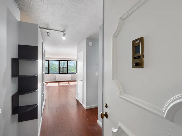 201 Saint Pauls Avenue 1T image 2 of 27