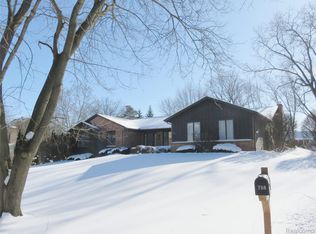 756 Great Oaks Dr, Bloomfield Hills, MI 48304