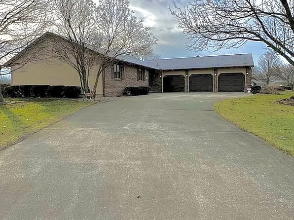 1800 Cardinal Ct, Pontiac, IL 61764