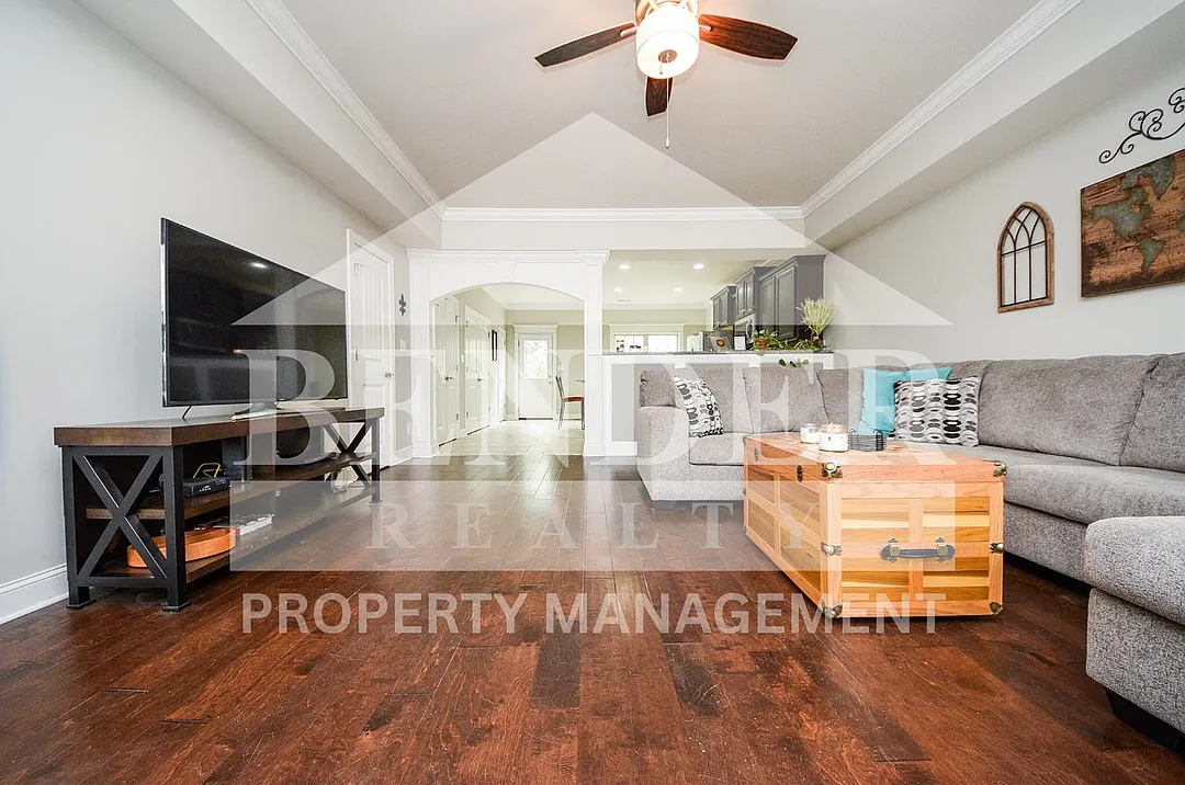 Price Reduced Beautiful Townhome- Showings By Appointment Only — Photo 2