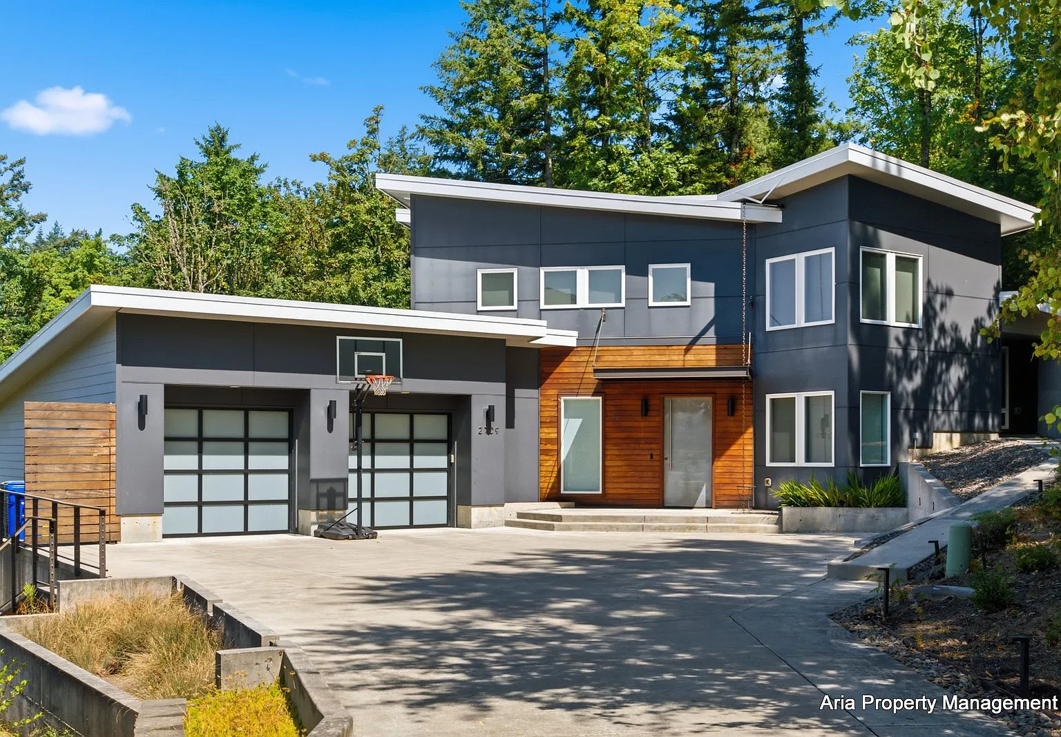 4 bed, 3200 sqft, $9,800 — Photo 1