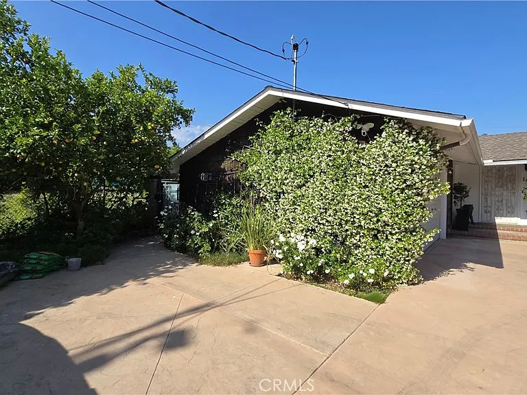 1018 La Presa Dr — Photo 10
