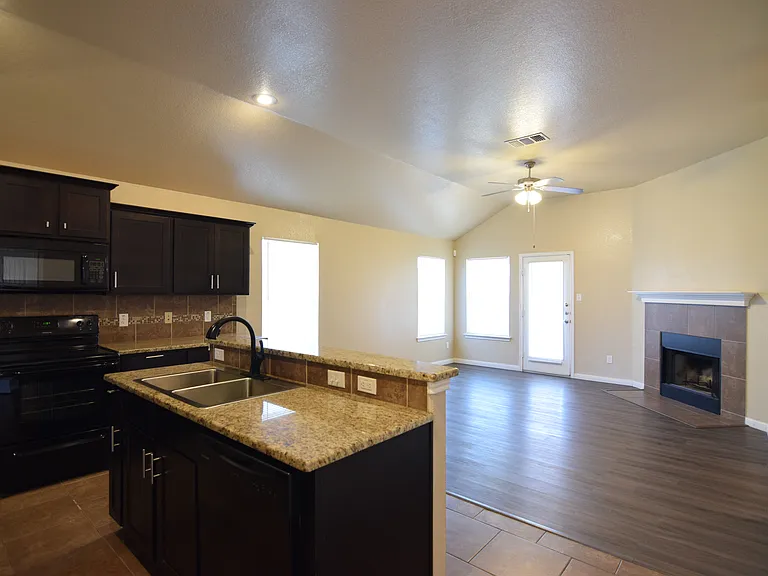 504 W Libra Dr — Photo 4