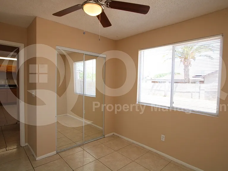 4312 E Burgess Ln — Photo 9