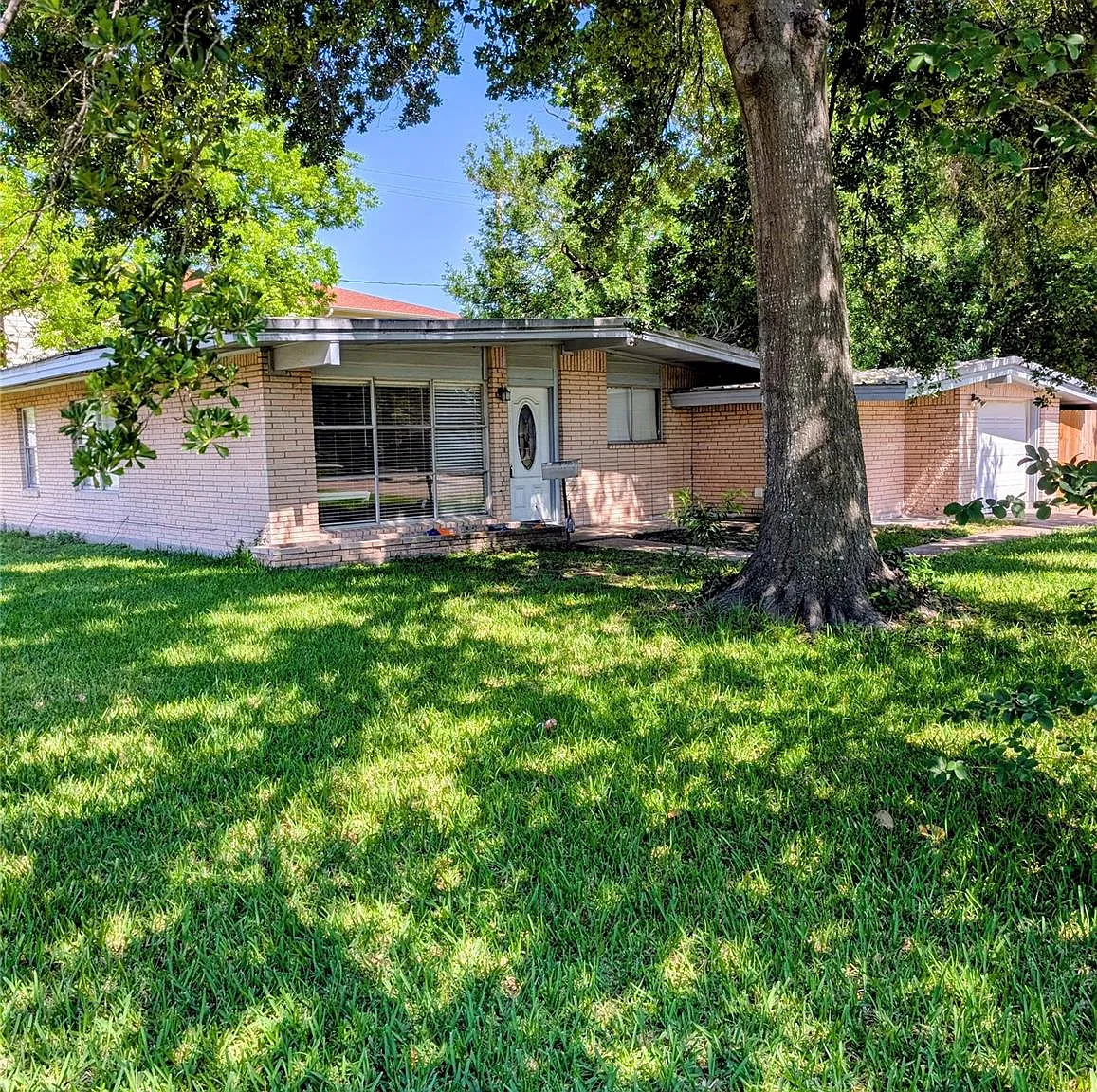 3 bed, 1.5 bath, 1026 sqft, $1,600 — Photo 1