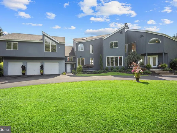 215 E Dark Hollow Rd, Pipersville, PA 18947