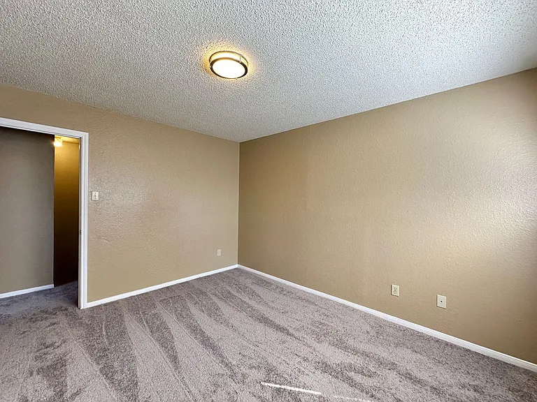 4806 Rainbow Cir — Photo 25