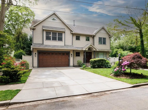 22 Commonwealth Avenue, Massapequa, NY 11758