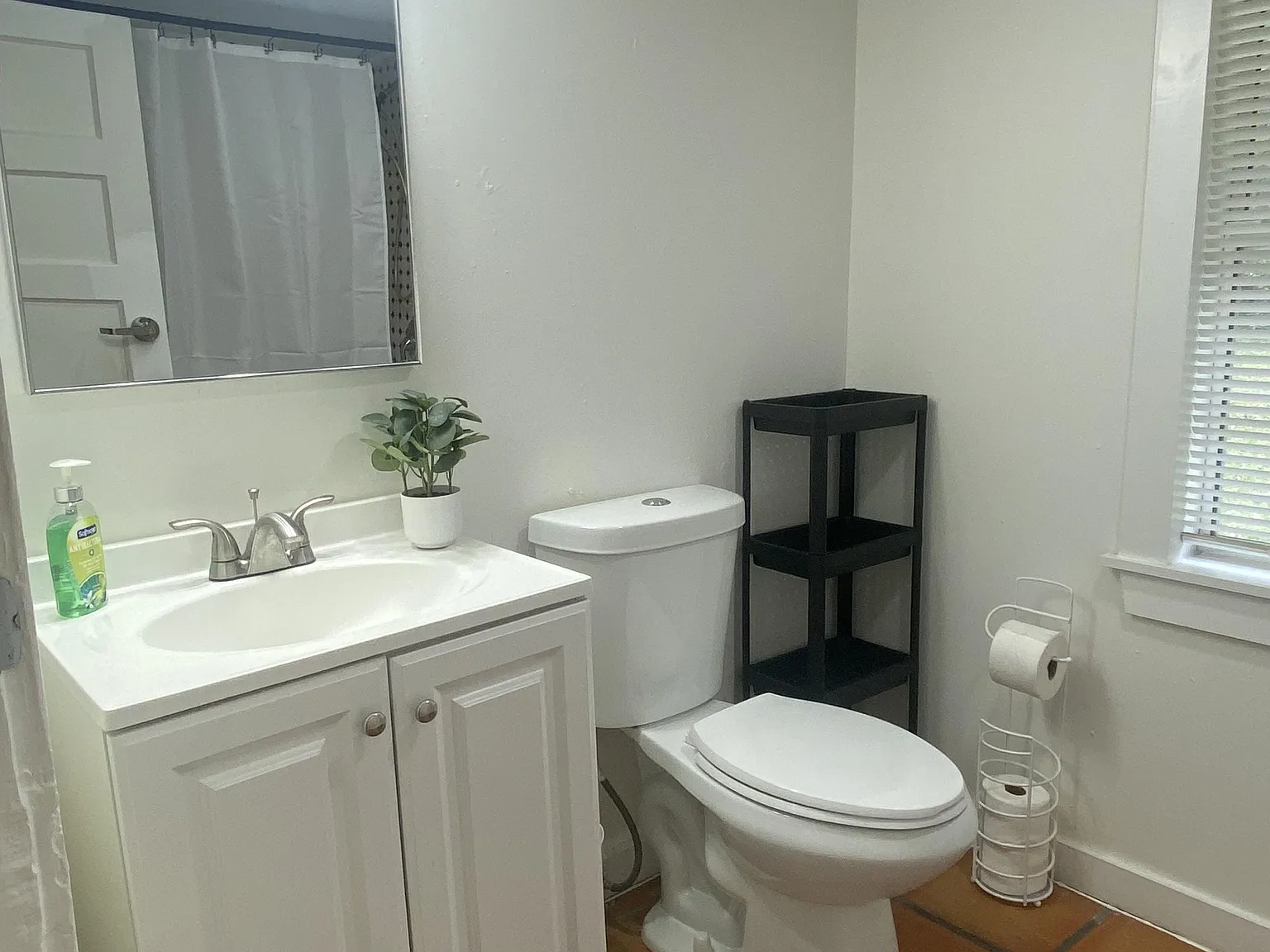 4 bed, 1.0 bath, 1100 sqft, $802 — Photo 2