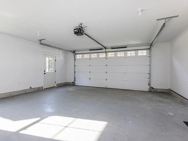 39 Neptune Dr — Photo 16