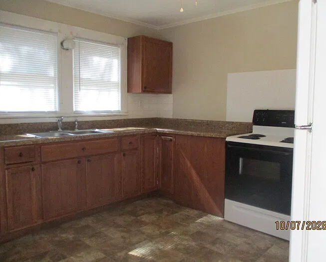 2 bed, 1.0 bath, $925 — Photo 3