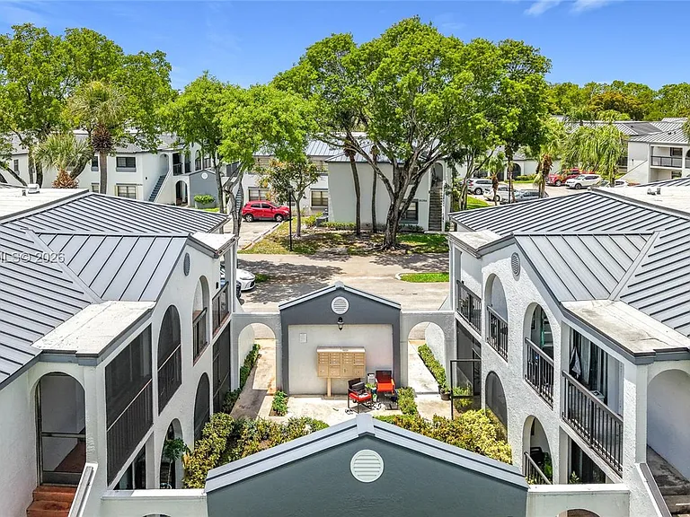18296 Mediterranean Blvd #404 — Photo 37
