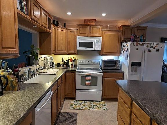 4th image of 1032 Bancroft Rd