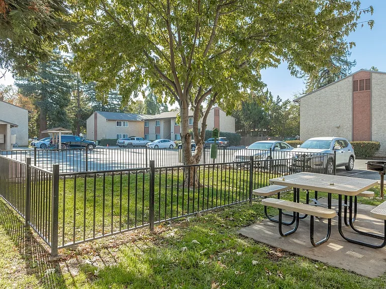 Acacia Apartments — Photo 9